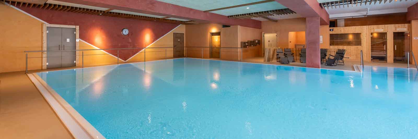 Carolinger Hallenbad Hotelpool, Kunststoffbecken, Überlaufpool